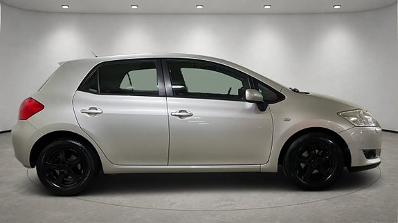 Toyota Auris 2 of 17