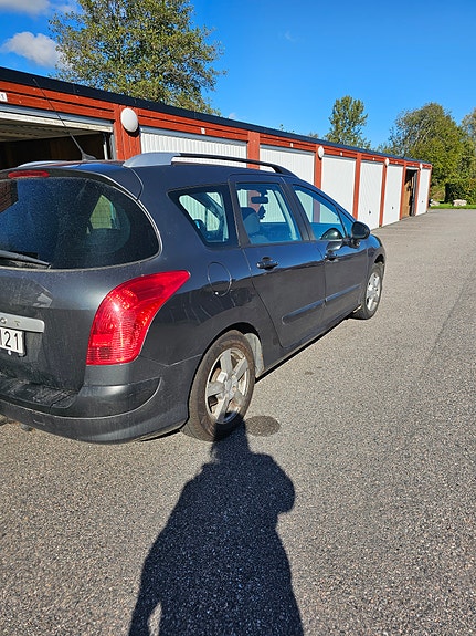 Peugeot 308 SW 2 of 5