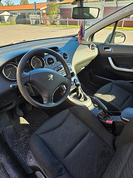 Peugeot 308 SW 4 of 5