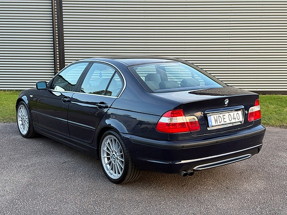 BMW 320i 4 of 6
