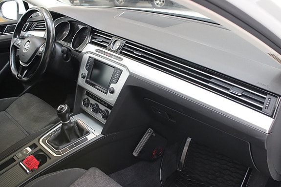 Volkswagen Passat 11 of 13