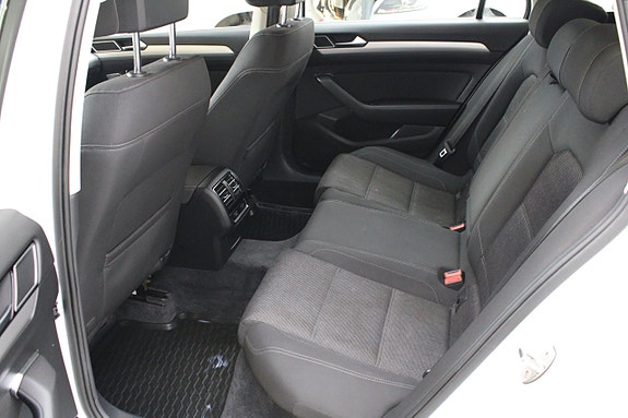 Volkswagen Passat 9 of 13