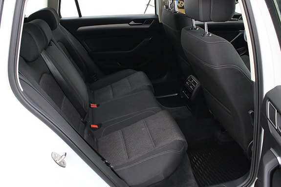 Volkswagen Passat 10 of 13