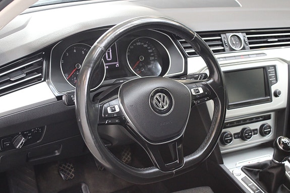 Volkswagen Passat 12 of 13
