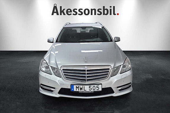 Mercedes-Benz E220 2 of 10