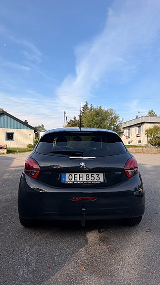 Peugeot 208 4 of 10