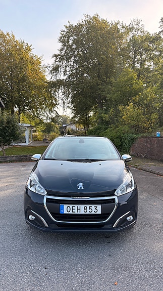 Peugeot 208 2 of 10