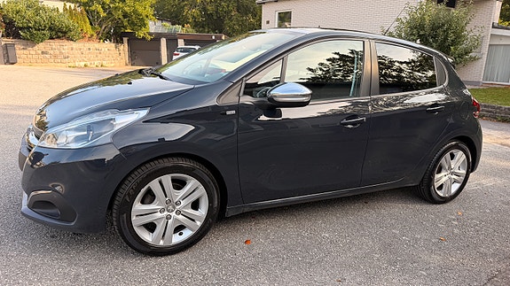 Peugeot 208 3 of 10