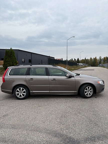 Volvo V70 3 of 8