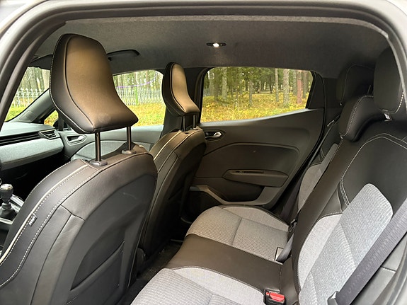 Renault Clio 11 of 12