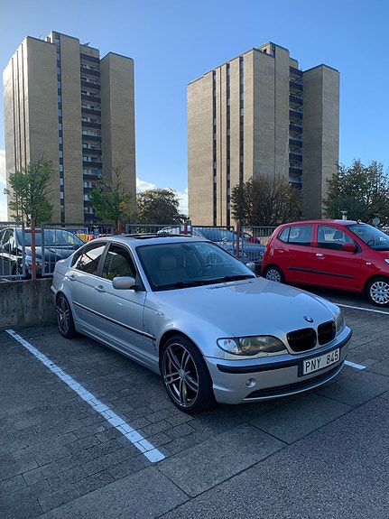 BMW 325i 2 of 12