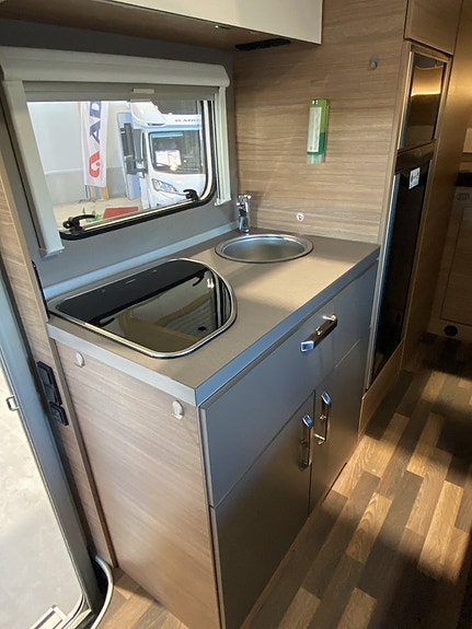 Weinsberg Carahome 650 DG / Familjehusbil / B-körkort / 5 bältad 12 of 19