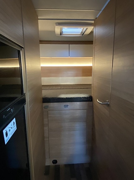 Weinsberg Carahome 650 DG / Familjehusbil / B-körkort / 5 bältad 4 of 19