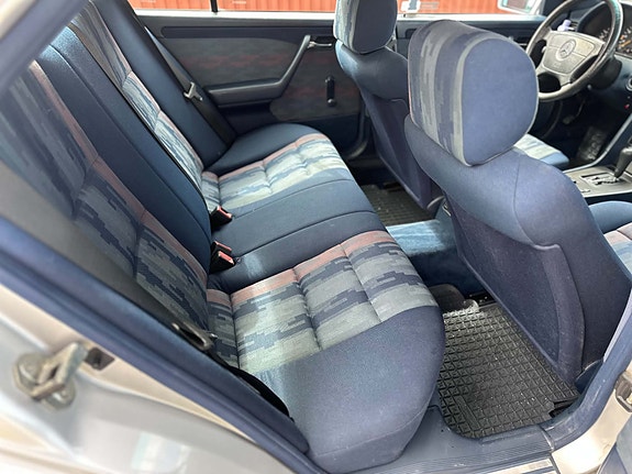 Mercedes-Benz C200 8 of 11
