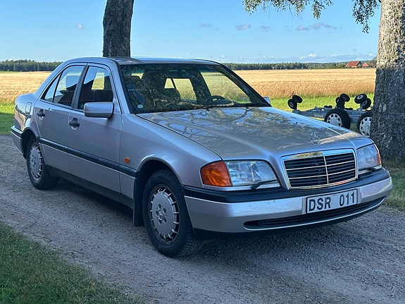 Mercedes-Benz C200 2 of 11
