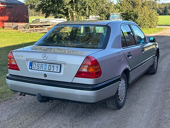 Mercedes-Benz C200 4 of 11