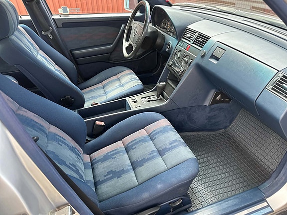 Mercedes-Benz C200 10 of 11