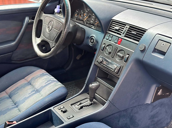 Mercedes-Benz C200 6 of 11