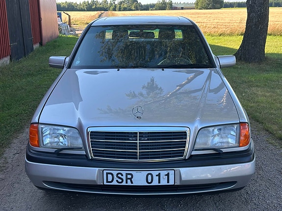Mercedes-Benz C200 3 of 11