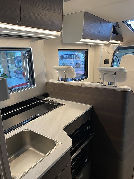 Adria Matrix Supreme 670 SL ALDE-Diesel/Taksäng/Ugn/5 bältad 11 of 17