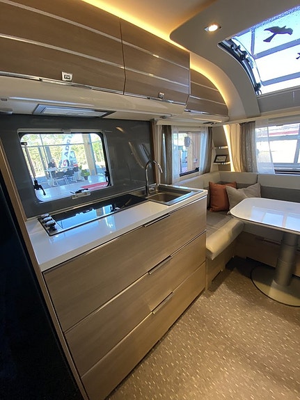 Adria Adora 572 UT ALDE/Långbäddar / Förält / Toalett bak 5 of 12