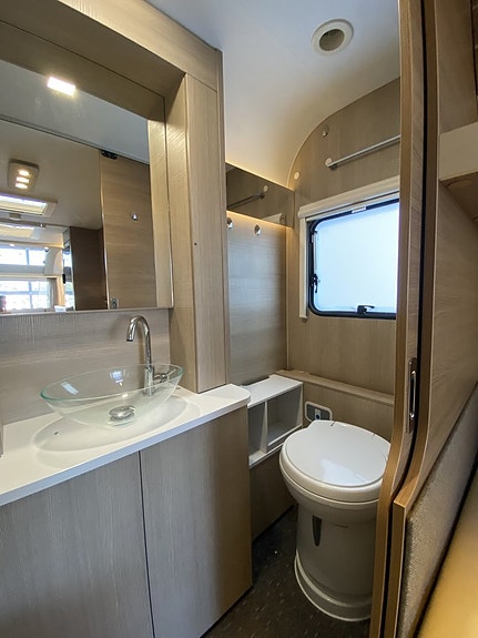 Adria Adora 572 UT ALDE/Långbäddar / Förält / Toalett bak 11 of 12