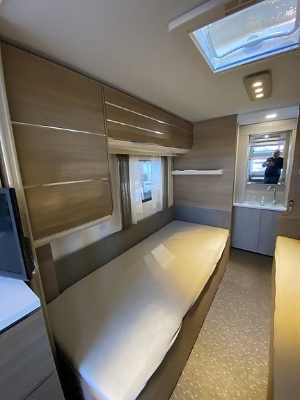 Adria Adora 572 UT ALDE/Långbäddar / Förält / Toalett bak 7 of 12