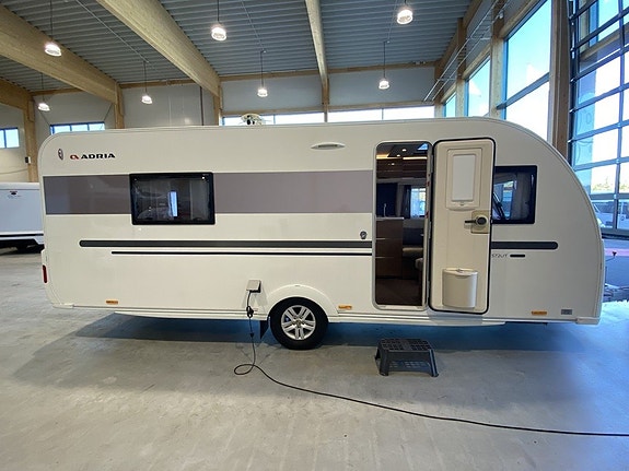 Adria Adora 572 UT ALDE/Långbäddar / Förält / Toalett bak 2 of 12