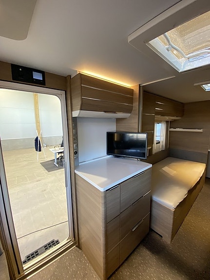 Adria Adora 572 UT ALDE/Långbäddar / Förält / Toalett bak 6 of 12
