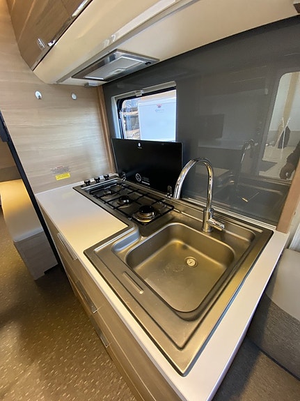 Adria Adora 572 UT ALDE/Långbäddar / Förält / Toalett bak 10 of 12