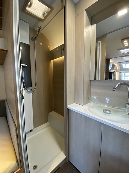 Adria Adora 572 UT ALDE/Långbäddar / Förält / Toalett bak 12 of 12