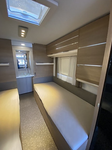 Adria Adora 572 UT ALDE/Långbäddar / Förält / Toalett bak 8 of 12