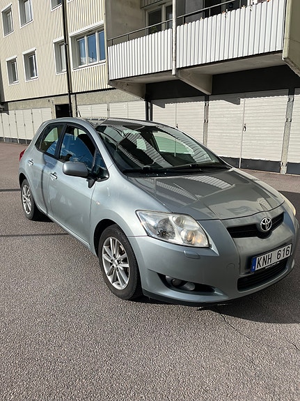 Toyota Auris 2 of 7