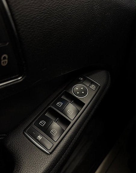Mercedes-Benz E220 21 of 30