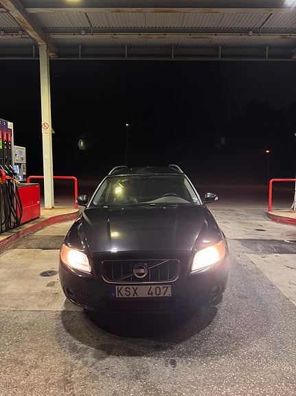 Volvo V70 2 of 9