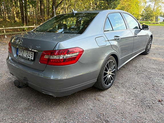 Mercedes-Benz E220 2 of 6