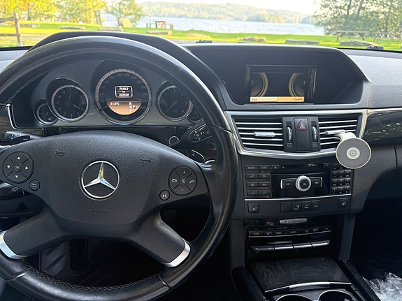 Mercedes-Benz E220 5 of 6