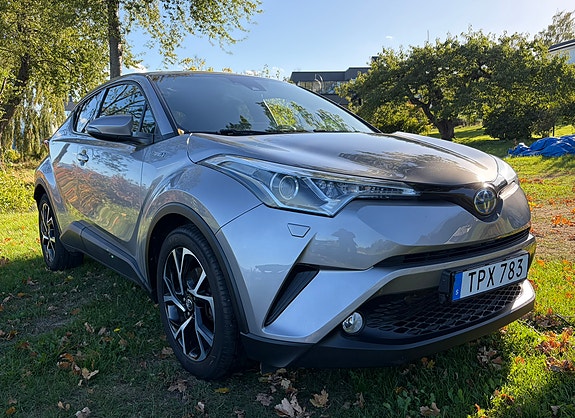 Toyota C-HR 2 of 16