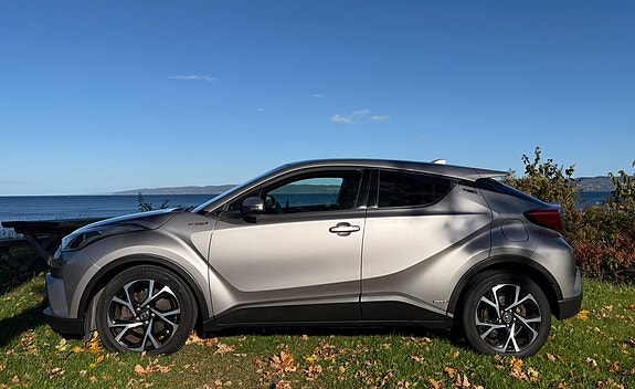 Toyota C-HR 3 of 16