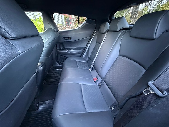 Toyota C-HR 14 of 16