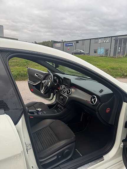 Mercedes-Benz CLA250 7 of 11