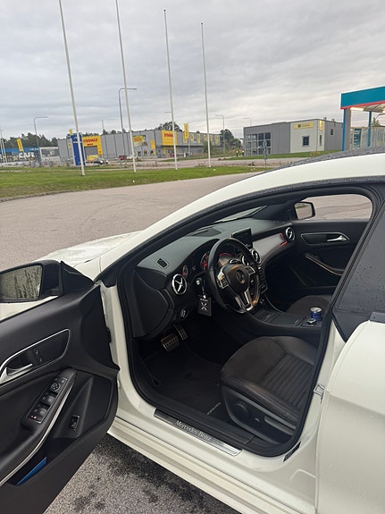 Mercedes-Benz CLA250 6 of 11
