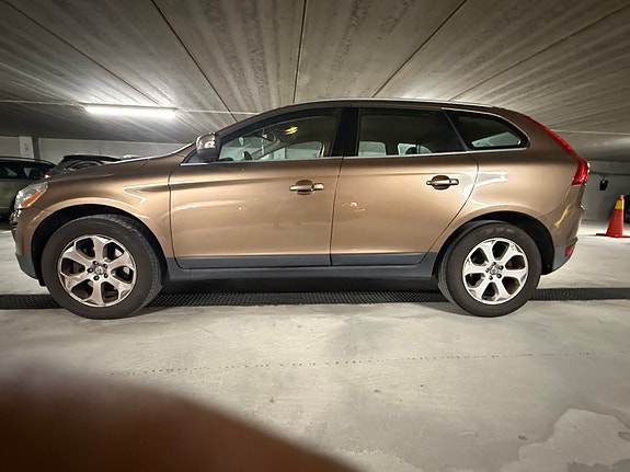 Volvo XC60 2 of 10