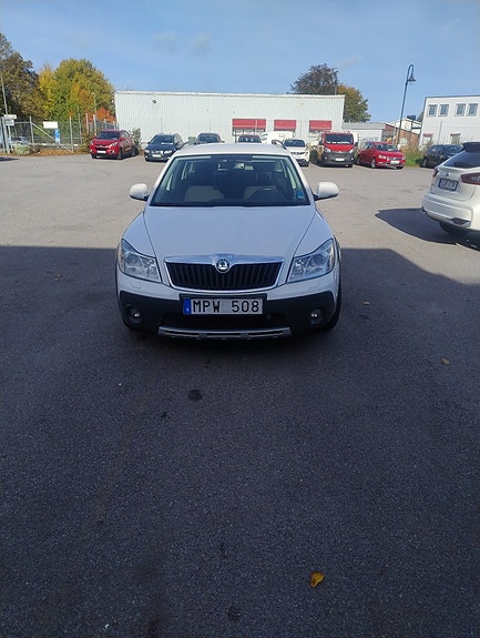 Skoda Octavia Scout 3 of 14
