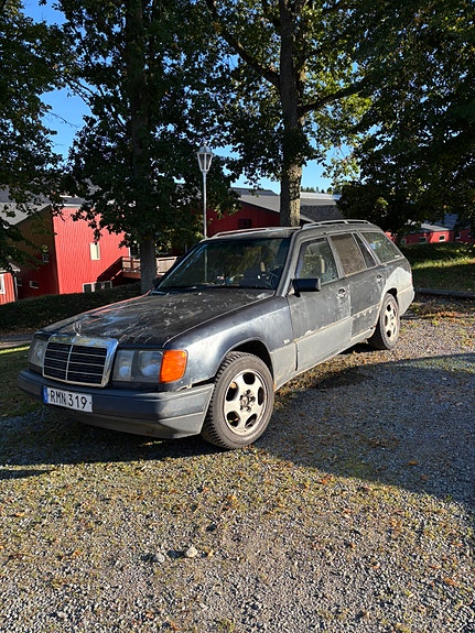 Mercedes-Benz 300 TD 2 of 8