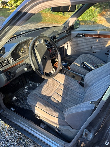 Mercedes-Benz 300 TD 4 of 8
