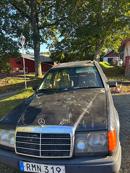 Mercedes-Benz 300 TD 3 of 8