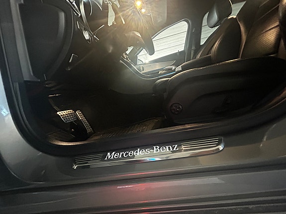 Mercedes-Benz C220 4 of 5