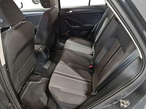 Volkswagen T-Roc 11 of 14