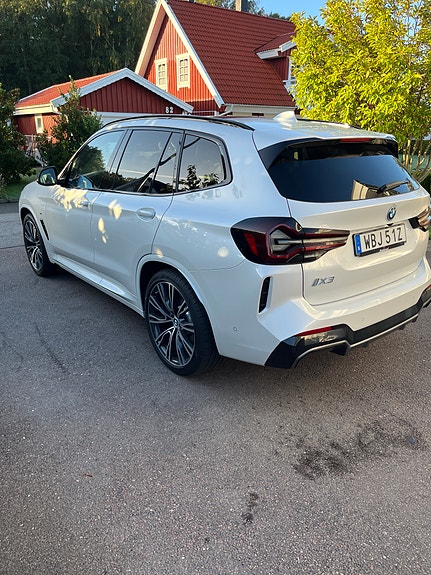 BMW iX3 4 of 19